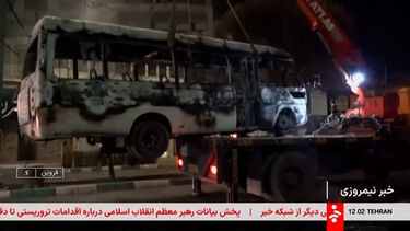 Focos de incêndio e vandalismo após noite de protestos em Teerão  