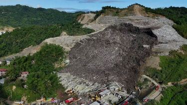 Imagens aéreas mostram buscas por dezenas de trabalhadores soterrados após colapso de aterro nas Filipinas   