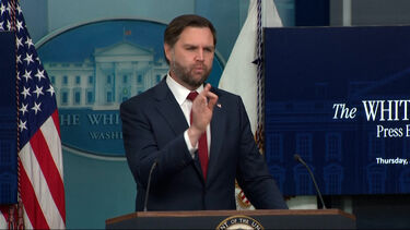 “Como é que se deixaram transformar em agentes de propaganda?”: JD Vance crítica jornalistas após pergunta sobre o ICE  