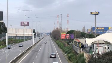 Dois homens morrem encarcerados após colisão brutal na A28 em frente ao Marshopping