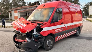 Idosa de 80 anos gravemente ferida em acidente com ambulância em Albergaria-a-Velha