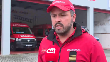 Idoso agride dois bombeiros com muleta em acidente