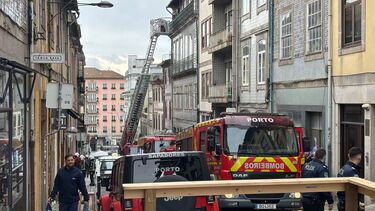 Seis pessoas assistidas por inalação de fumo após incêndio no centro do Porto
