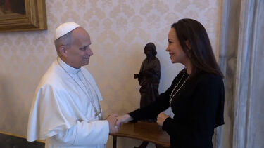 “Estou muito emocionada”: Papa Leão XIV recebe María Corina Machado em audiência surpresa