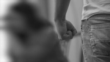 Maria vive numa casa-abrigo com a filha menor. Apesar de beneficiar de um botão de pânico continua a não sentir segurança