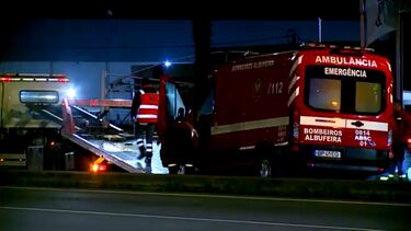 Acidente entre carro e ambulância na EN125 em Faro