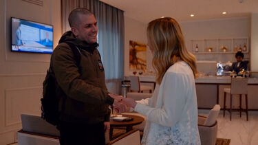 Famílias e primeira-ministra recebem prisioneiros italianos libertados pela Venezuela  