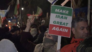 Manifestantes protestam contra o governo iraniano em frente à embaixada do país em Londres  