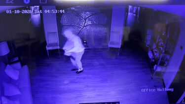 Imagens de videovigilância mostram suspeito a despejar gasolina antes de incêndio na maior sinagoga do Mississippi 