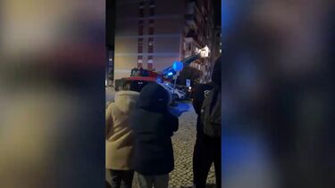 Mulher resgatada de casa pelos bombeiros de Leiria através de uma grua por não conseguir abrir a porta