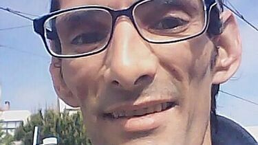 Sem-abrigo encontra telemóvel esquecido em bomba de gasolina e acaba morto a murro e pontapé em Almada