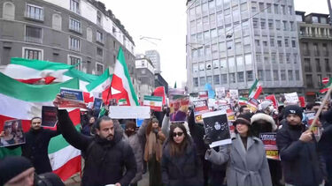 Multidão manifesta-se em Itália em apoio aos protestos no Irão