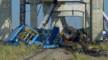 Queda de grua provoca descarrilamento de comboio e faz 29 mortos na Tailândia   