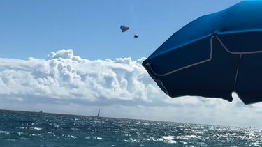 Praticante de parapente perde o controlo e cai no mar na Florida   