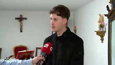 “Não é o dono da minha casa”: Padre não reconhecido pela igreja que celebra missa dentro da habitação responde a bispo