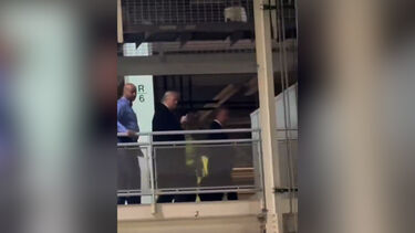 Vídeo mostra Donald Trump a fazer gesto obsceno a trabalhador numa fábrica da Ford 