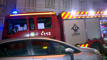 Incêndio em prédio em Lisboa deixa 8 desalojados. Terão sido encontrados 17 mil euros na casa onde o fogo deflagrou