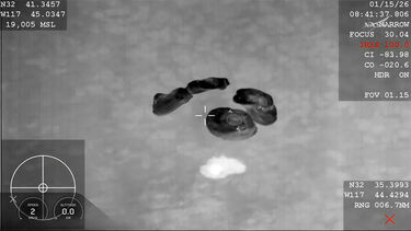 O momento em que cápsula da SpaceX com astronauta doente e três tripulantes aterra ao largo da Califórnia