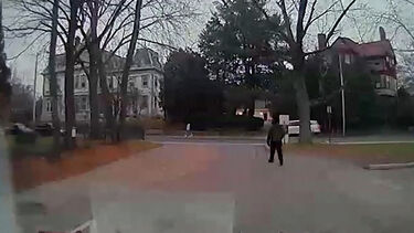 Novas imagens mostram Cláudio Valente a sair da Universidade de Brown após matar dois estudantes 