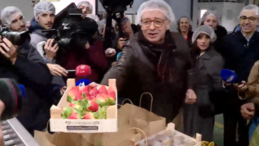 Seguro prova morangos sem sabor a vitória antecipada após ouvir que "já é presidente"