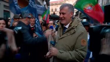 Chuva não demoveu Gouveia e Melo de contactar com a população em Gondomar, mas sempre com os adversários na mira