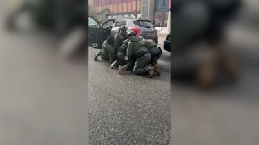 Agente federal filmado a dar várias joelhadas no rosto de homem em Minneapolis 