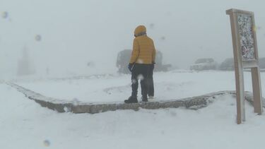Neve na Serra da Estrela atrai centenas de visitantes