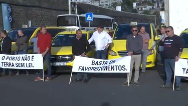 Taxistas protestam contra autocarros turísticos no porto de navios de cruzeiro no Funchal