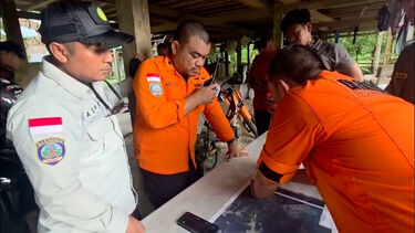 Avião de passageiros desaparece na Indonésia