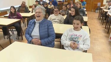 Crianças e idosos partilham aula de terapia do riso