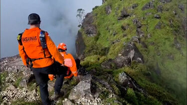 Encontrados destroços que serão do avião que se acredita ter caído em Sulawesi com 11 pessoas a bordo