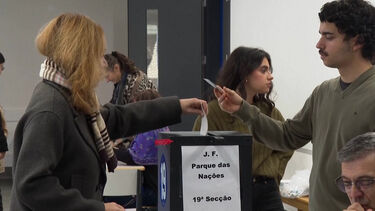 Eleitores portugueses decidem o próximo presidente numa eleição renhida