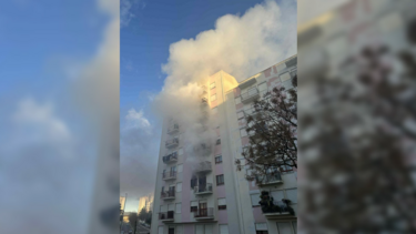 Um morto em incêndio em prédio de oito pisos em Alenquer. 10 pessoas foram transportadas para o hospital