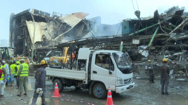 Pelo menos 11 mortos e dezenas de desaparecidos após incêndio em centro comercial no Paquistão