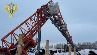 Vídeo mostra o momento em que grua colapsa em fábrica na Rússia 