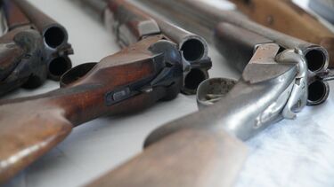 Oficial de justiça mete licença sem vencimento para traficar armas