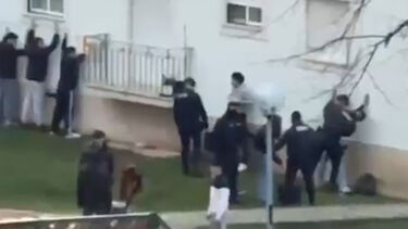 Momento em que GNR identifica cerca de 20 jovens na Lousã após confrontos 