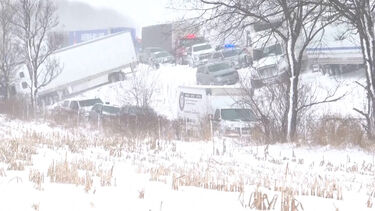Carros danificados e cobertos de neve: Mais de 100 veículos envolvidos em colisão no Michigan