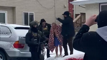 “Estava a tremer”: ChongLy foi detido em casa pelo ICE e conta que agentes o retiraram de casa só com roupa interior