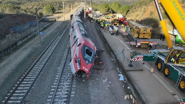 Imagens de drone mostram grua a levantar um dos comboios de alta velocidade que descarrilou em Espanha