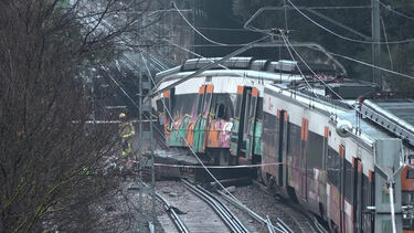 Comboio colide com muro em Barcelona e maquinista morre. É o segundo acidente ferroviário em uma semana em Espanha
