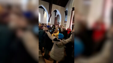 “Esta não é uma igreja de verdade!”: ativistas invadem missa nos EUA onde pastor é agente do ICE