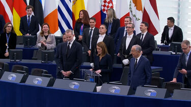 Marcelo Rebelo de Sousa e rei Felipe VI recebidos com aplausos no Parlamento Europeu  