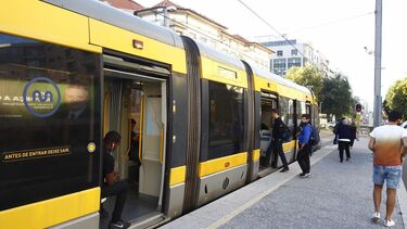 Três feridos em colisão entre metro e carro em Vila Nova de Gaia