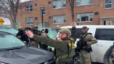 Vídeo mostra agente a lançar gás lacrimogénio contra manifestantes em Minneapolis   