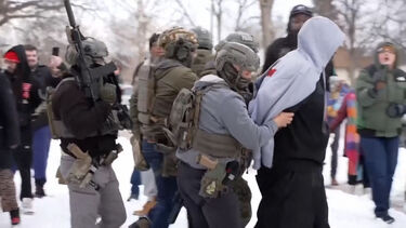 O que está em causa na nova diretiva do ICE que permite que agentes façam detenções em casa sem mandado judicial?  