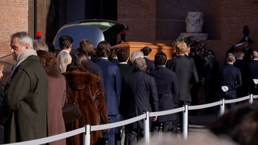 Celebridades do mundo da moda marcam presença no funeral de Valentino  