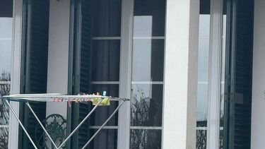 Janela partida em casa de filha de atriz desaparecida reforça suspeitas de sequestro