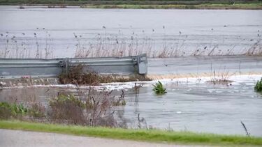 Estrada em Alcácer do Sal submersa devido à chuva e a descargas de barragem
