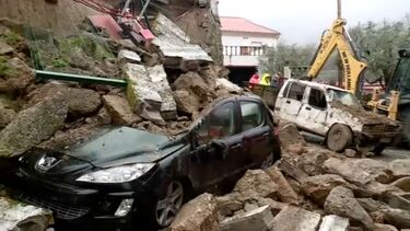 Muro desaba sobre carros devido ao mau tempo na Covilhã